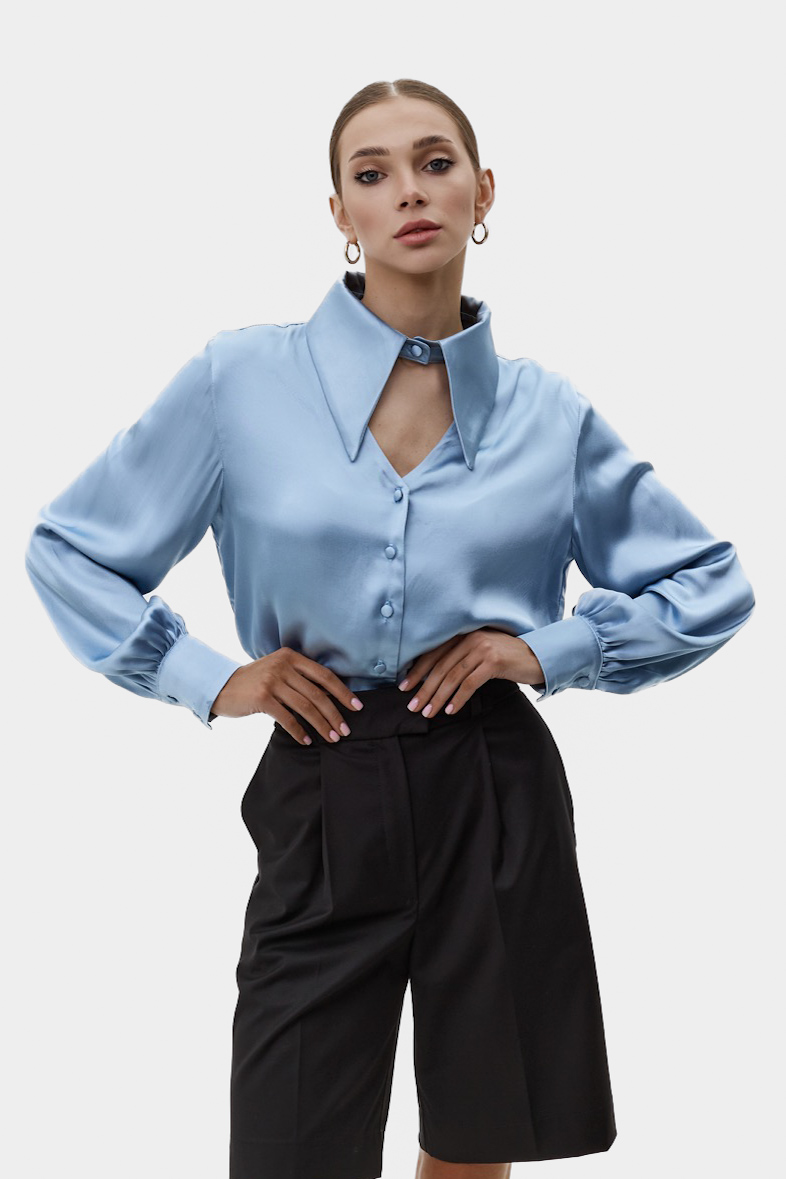 Блакитна атласна блуза